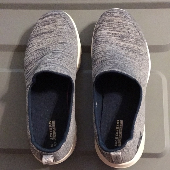 Woman’s Skechers GoWalk slip on shoes size 9 - Picture 2 of 6